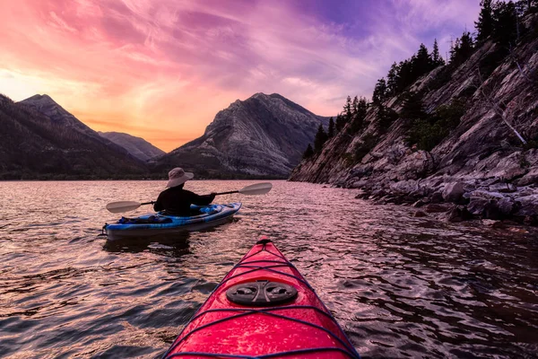 Adventurous Man Kayaking in Glacier Lake — Stock Photo, Image