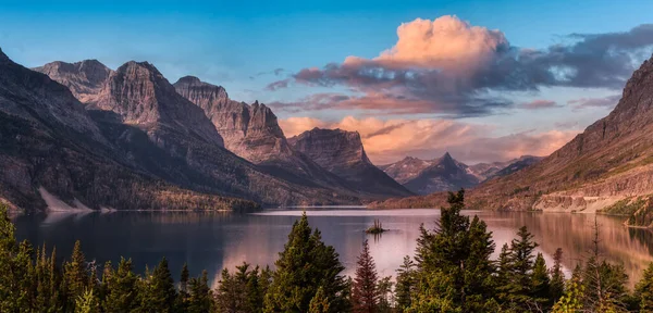 Blick auf einen Gletschersee mit amerikanischer Rocky Mountain Landschaft — Stockfoto