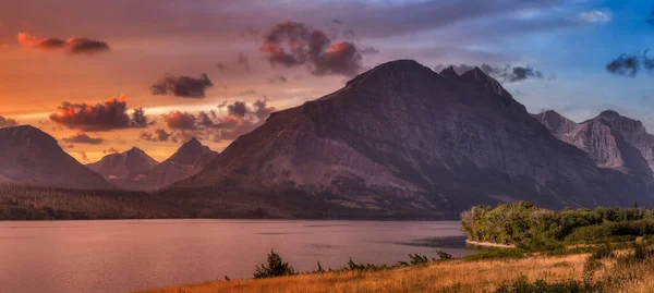 Vista de um Lago Glaciar com American Rocky Mountain Landscape — Fotografia de Stock