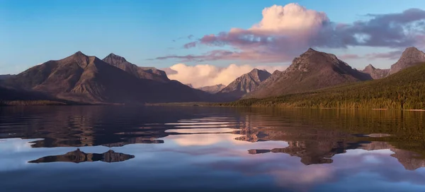 Λίμνη McDonald με αμερικανική Rocky Mountains — Φωτογραφία Αρχείου