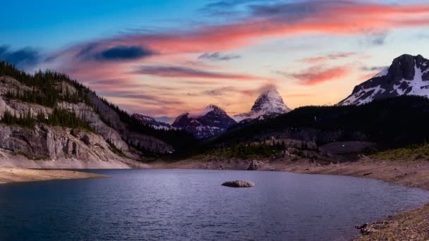 Animace spojité smyčky Cinemagraph. Krásný výhled na jezero v provinčním parku Mt Assiniboine — Stock video