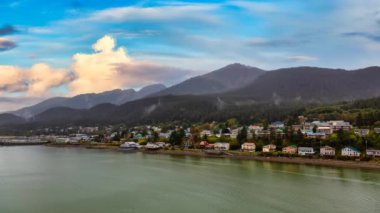 Sinemagraf Devamlı Döngü Animasyonu. Küçük bir kasabanın güzel manzarası, Juneau, Alaska, ABD