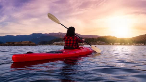 Cinemagraph Continuous Loop Animation (en inglés). Chica aventurera remando en un kayak rojo brillante — Vídeos de Stock