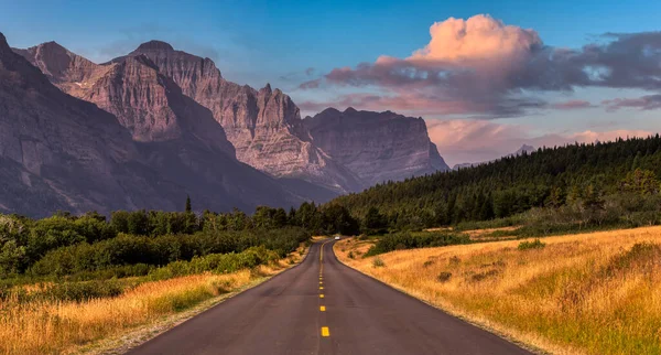 Piękny widok na malowniczą autostradę z American Rocky Mountain Krajobraz — Zdjęcie stockowe