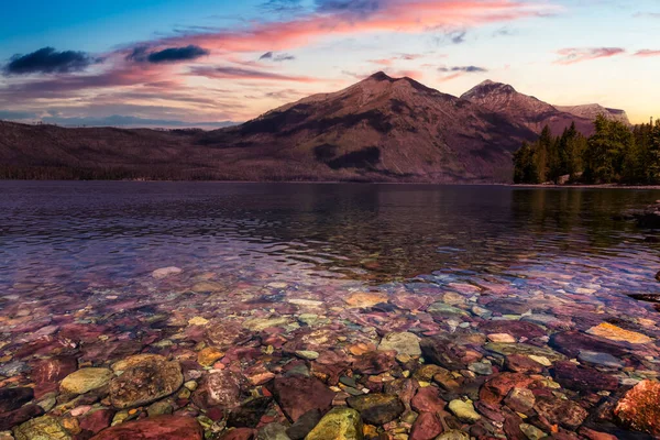 Belle vue sur le lac McDonald avec les montagnes Rocheuses américaines — Photo