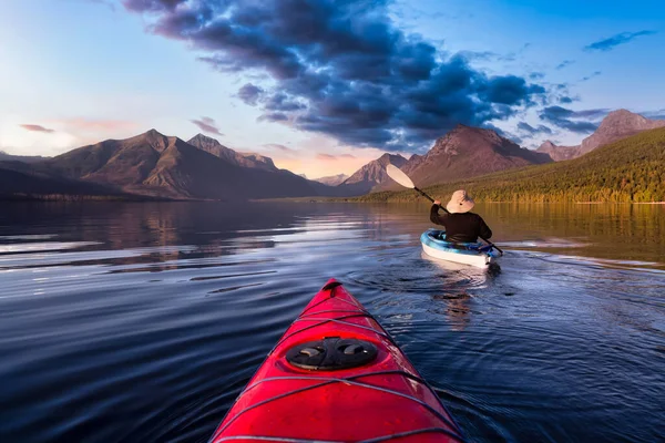 Homem Aventuroso Caiaque no Lago McDonald — Fotografia de Stock