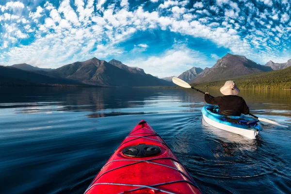 Hombre aventurero Kayak en el lago McDonald — Foto de Stock