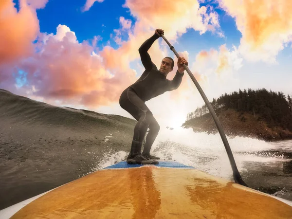 Adventurous Man Surfing the waves at the Pacific Ocean — Stock Photo, Image