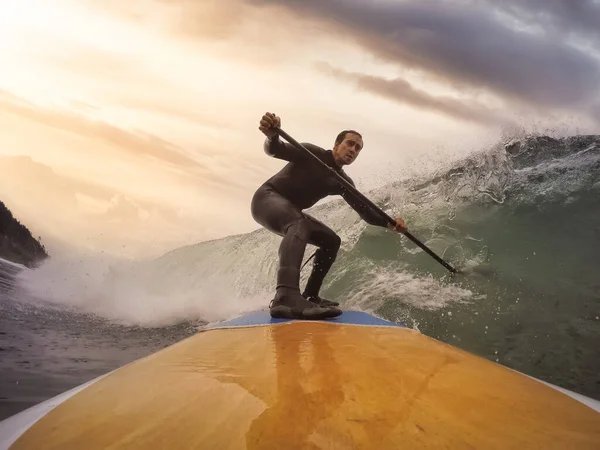 Avontuurlijk mens surfen op de golven in de Stille Oceaan — Stockfoto