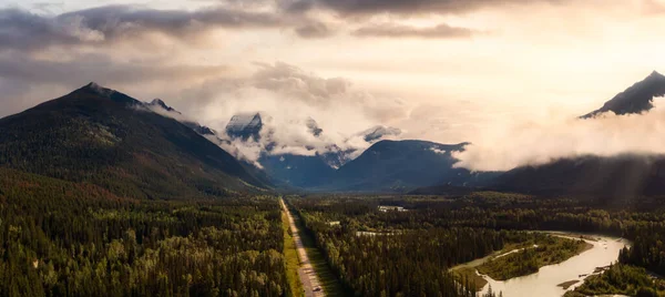 Camino escénico en el hermoso paisaje de montaña canadiense — Foto de Stock