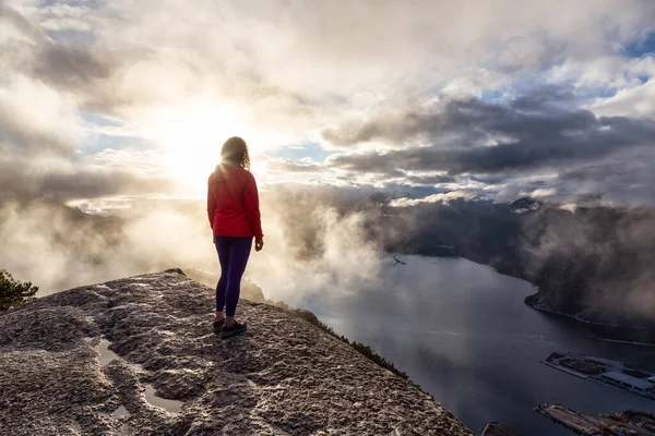 Aventuroso menina caminhadas em cima de um pico — Fotografia de Stock