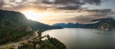 Squamish yakınlarında Howe Sound 'da denizden Sky Hwy' ye