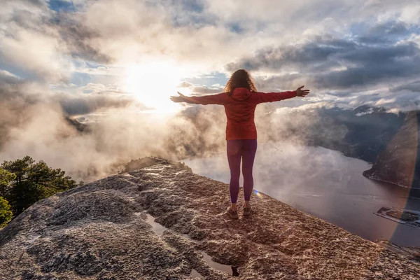 Dobrodružná dívka Turistika na vrcholu vrcholu — Stock fotografie