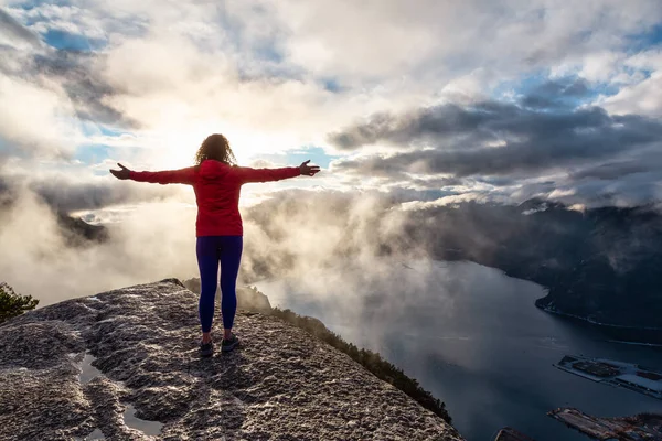 Dobrodružná dívka Turistika na vrcholu vrcholu — Stock fotografie