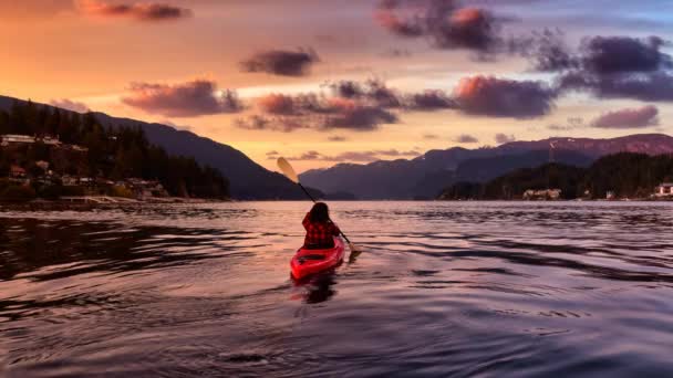 Cinemagraph Continuous Loop Animation (en inglés). Chica aventurera remando en un kayak rojo brillante — Vídeos de Stock