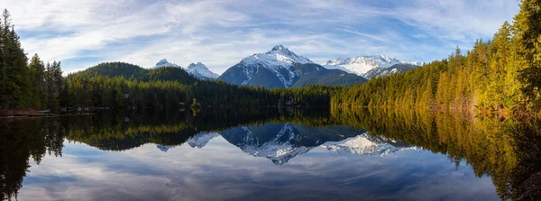 Vacker fredlig panoramautsikt över Levette Lake — Stockfoto