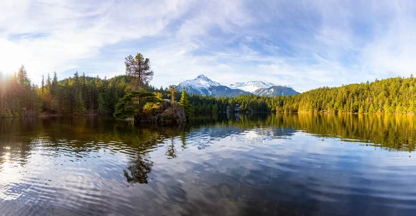 Bella tranquilla vista panoramica sul lago di Levette — Foto Stock