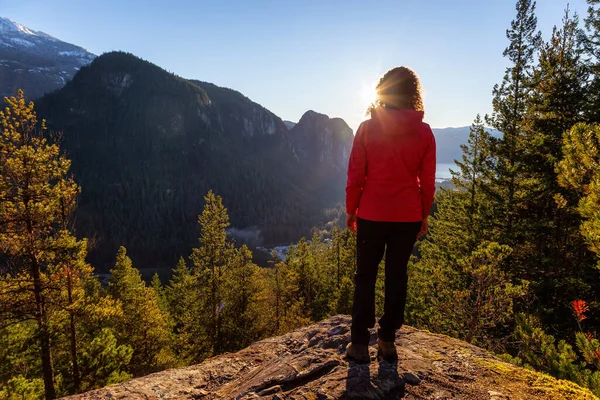 Dobrodružná dívka Turistika v kanadské přírodě — Stock fotografie