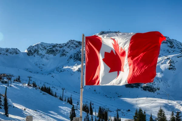 Flaga Kanady z zimowym krajobrazem górskim — Zdjęcie stockowe