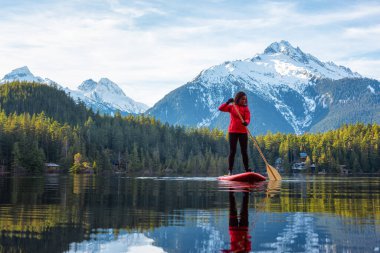 Levette Lak 'ta Maceracı Kız Kürek Çekiyor