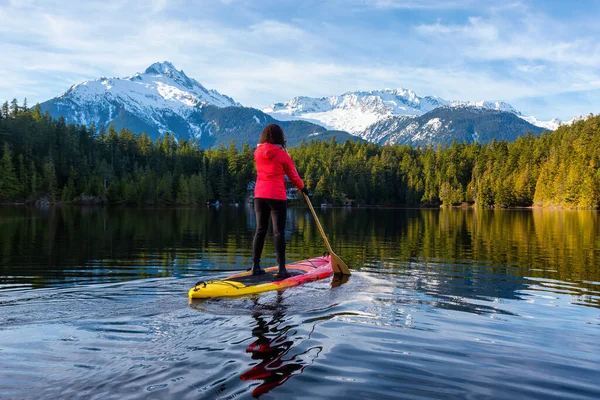 Niña aventurera Paddle Embarque en Levette Lak — Foto de Stock