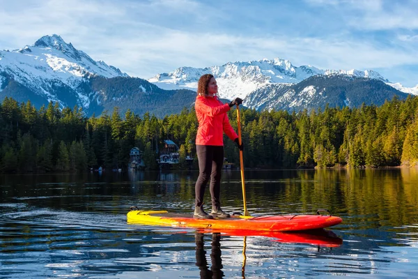 Niña aventurera Paddle Embarque en Levette Lak — Foto de Stock