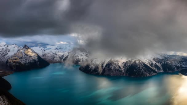 Film Kontinuerlig Loop Animation. Vacker utsikt över landskapet Garibaldi Lake — Stockvideo