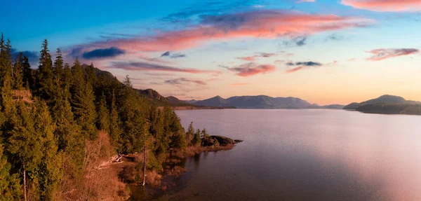 Prachtig panoramisch uitzicht vanuit de lucht op Kennedy Lake — Stockfoto