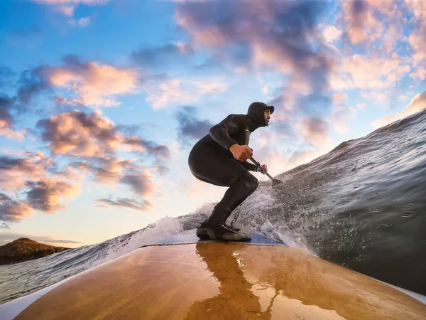 Hombre aventurero Surfeando las olas en el Océano Pacífico —  Fotos de Stock