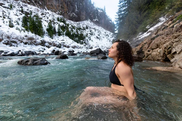Caucásico chica nadando en el hielo frío congelación glaciar río —  Fotos de Stock