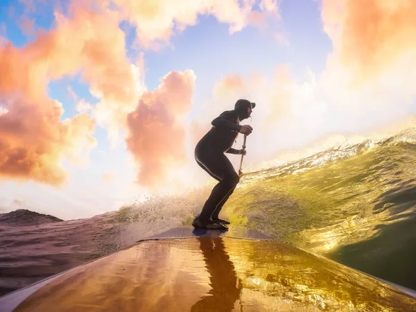 Hombre aventurero Surfeando las olas en el Océano Pacífico —  Fotos de Stock