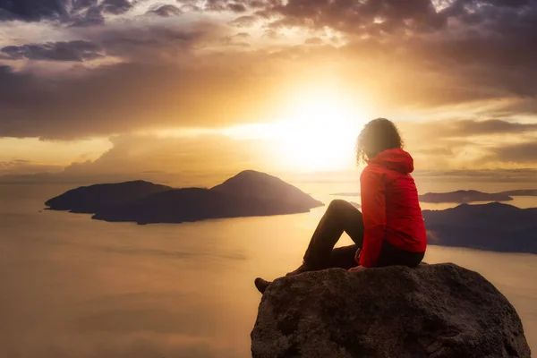 Äventyrlig vit flicka på toppen av ett berg — Stockfoto