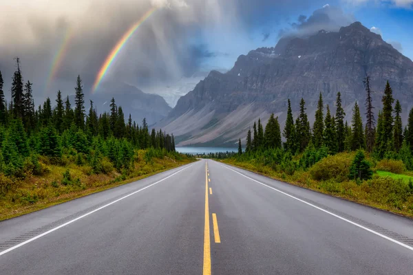 Estrada panorâmica nas Montanhas Rochosas Canadenses. — Fotografia de Stock