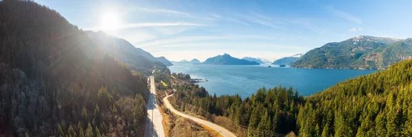 Panoramisch uitzicht vanuit de lucht op de zee naar de Sky Highway — Stockfoto