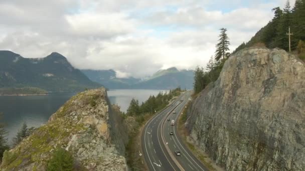 Zee naar Sky Hwy in Howe Sound bij Squamish — Stockvideo