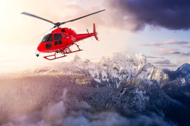 Rocky Dağları üzerinde uçan Kırmızı Renkli Helikopter