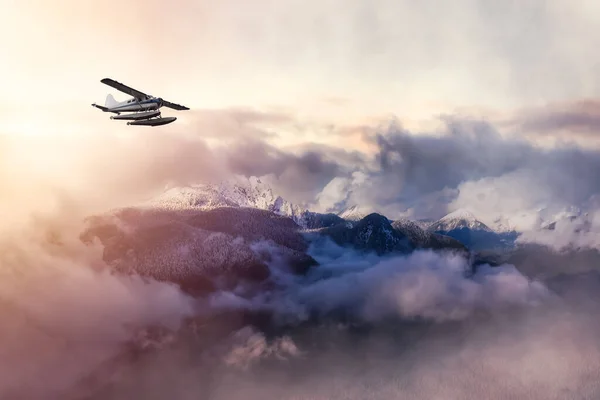 Flygplan som flyger nära den vackra kanadensiska Mountain Nature Landscap — Stockfoto