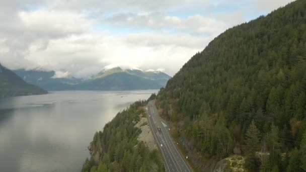 Zee naar Sky Hwy in Howe Sound bij Squamish — Stockvideo