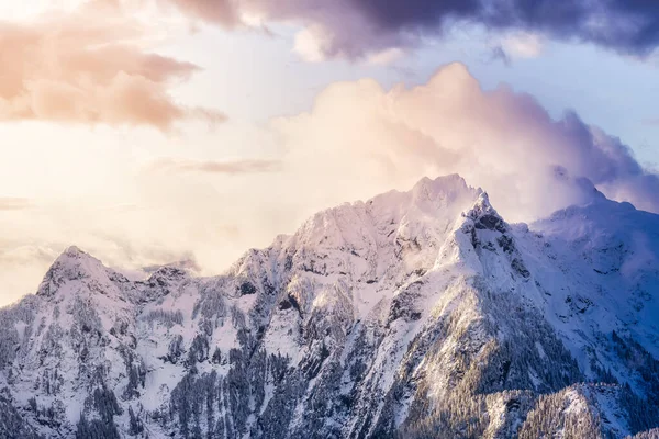 Vista aérea da paisagem da montanha coberta de neve — Fotografia de Stock