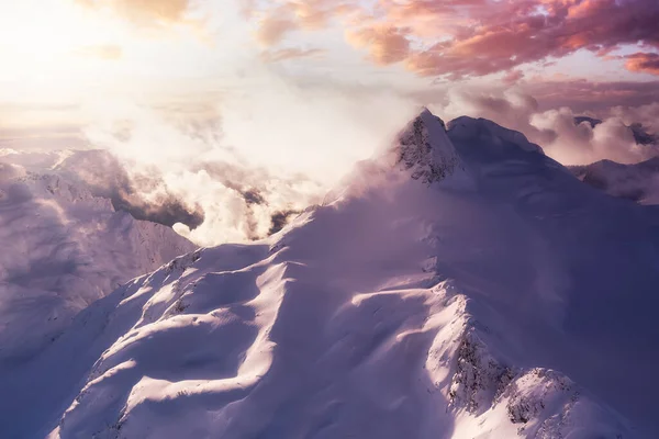 Schöne Luftaufnahme der Berggipfel — Stockfoto