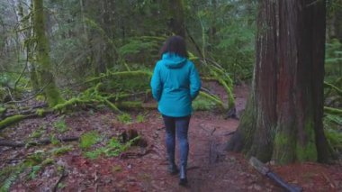 Kanada Doğasında Maceracı Kız Yürüyüşü