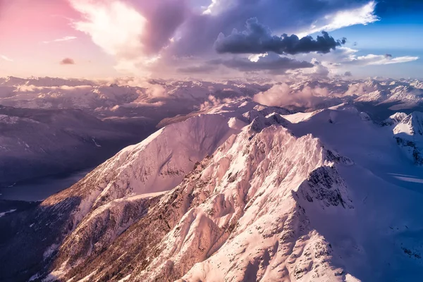 Hermosa vista aérea del paisaje de los picos de montaña — Foto de Stock