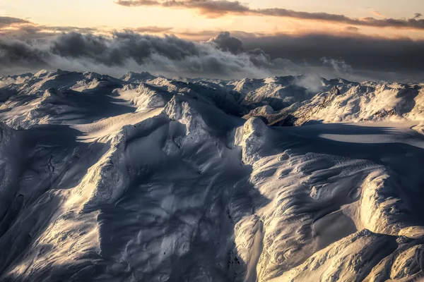 Schöne Luftaufnahme der Berggipfel — Stockfoto