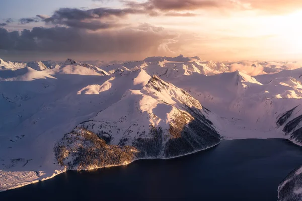 Vacker antenn landskap utsikt över bergstoppar — Stockfoto