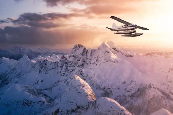 Güzel Kanada Dağı 'nın yakınında uçan uçak — Stok fotoğraf