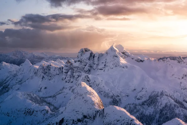 Prachtig uitzicht op de bergtoppen vanuit de lucht — Stockfoto