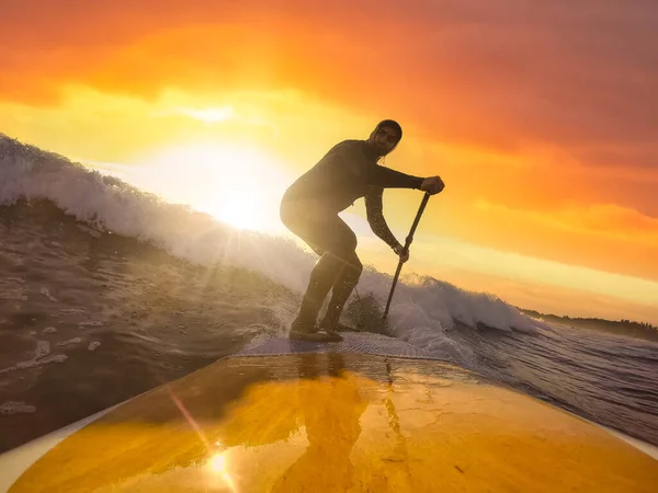 Adventurous Man Surfing the waves at the Pacific Ocean — Stock Photo, Image