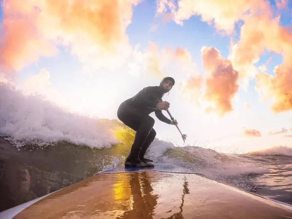 Adventurous Man Surfer sur les vagues de l'océan Pacifique — Photo