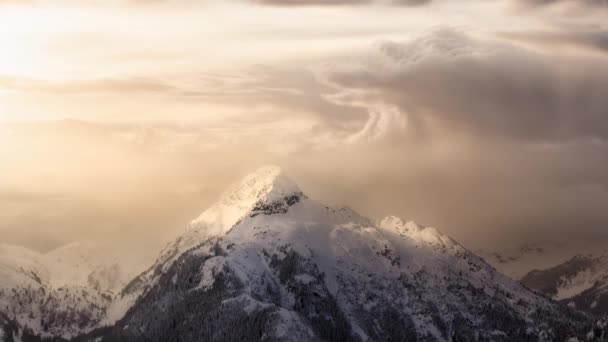 Cinemagraph Continuous Loop Animation. Bela paisagem aérea vista de picos de montanha — Vídeo de Stock