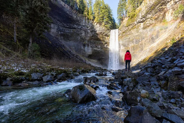Chica viendo una hermosa cascada en la naturaleza canadiense —  Fotos de Stock